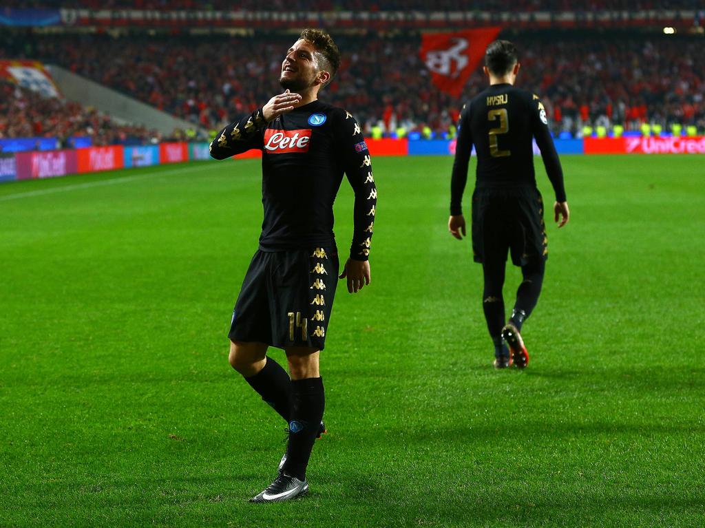 Dries Mertens viert zijn doelpunt voor Napoli in de Champions League tegen Benfica met het uitvak. (06-12-2016)