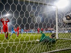 Voor FC Twente slaat het noodlot tegen AZ in de allerlaatste minuut pas toe. Via een eigen doelpunt komen de Alkmaarders in blessuretijd op 1-2. (17-12-2016)