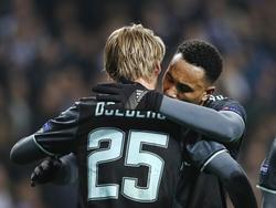 Kenny Tete (r.) omhelst Kasper Dolberg (l.), die Ajax met een belangrijke goal terug in de wedstrijd tegen FC Kopenhagen brengt. Het wordt 1-1 in Denemarken. (09-03-2017)