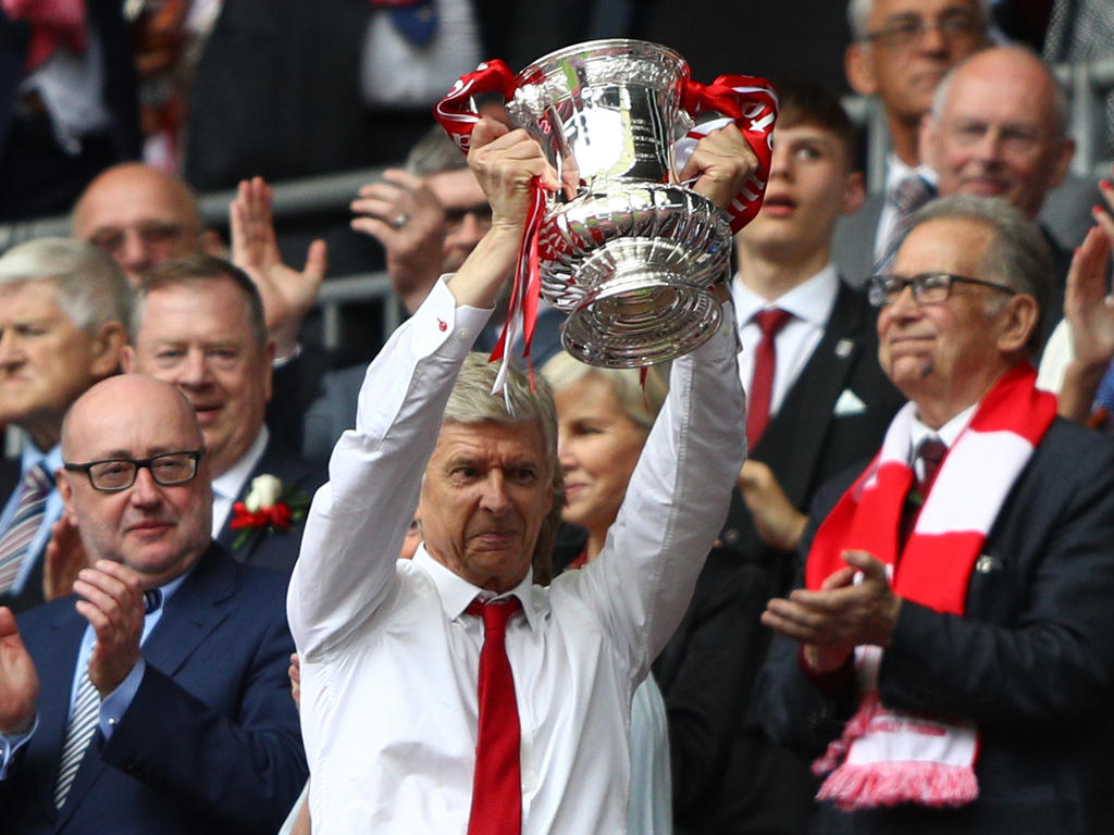 Arsene Wenger levantando la FA Cup (Foto: Getty)