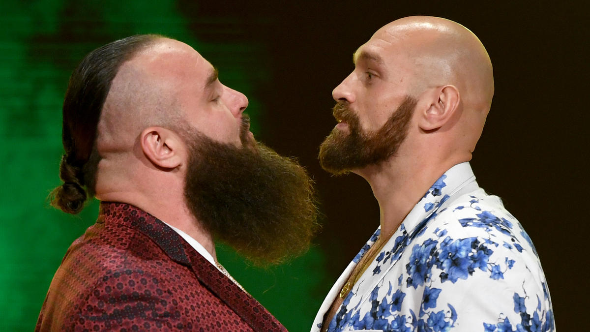 Tyson Fury (re.) feierte gegen Strowman  eine erfolgreiche WWE-Premiere