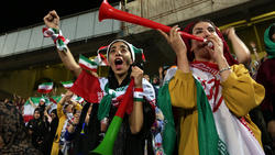 2019 durften erstmals nach Jahrzehnten wieder Frauen in ein iranisches Fußballstadion