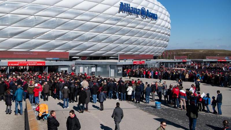 FC Bayern vs. FC Schalke 04 doch mit Fans? FC Bayern vs. FC Schalke 04 doch mit Fans?
