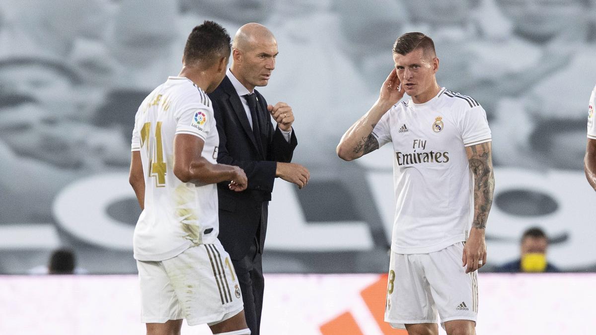 Zinédine Zidane (Mitte), Trainer von Real Madrid, braucht einen Sieg Zinédine Zidane (Mitte), Trainer von Real Madrid, braucht einen Sieg