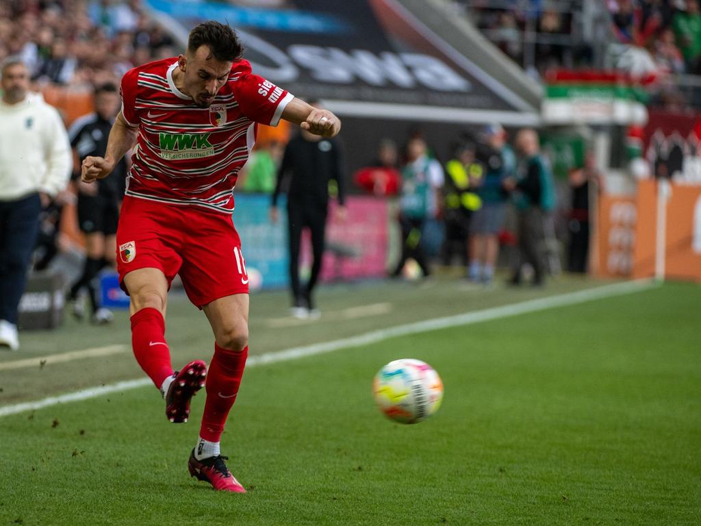 Augsburg Mergim Berisha spielt den Ball Augsburg Mergim Berisha spielt den Ball
