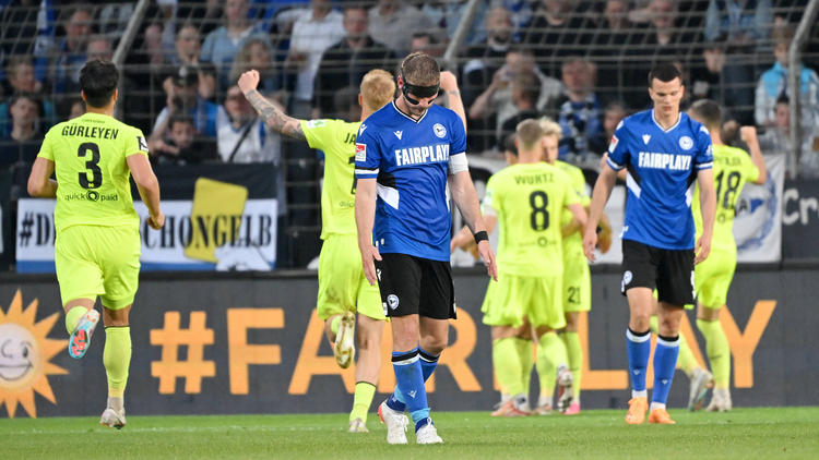 Stefan Klos (M.) und Arminia Bielefeld sind in die 3. Liga abgestiegen