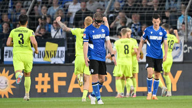 Stefan Klos (M.) und Arminia Bielefeld sind in die 3. Liga abgestiegen