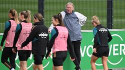 Bundestrainer Horst Hrubesch und die DFB-Frauen wollen das Olympia-Ticket lösen