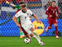 Stürmer-Star Kane (vorne) kam gegen die Serben nicht zum Treffer - dafür Teamkollege Bellingham