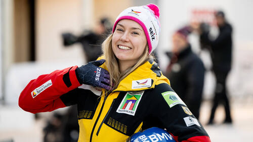 Laura Nolte freut sich bei der Monobob-WM in Lake Placid über Silber