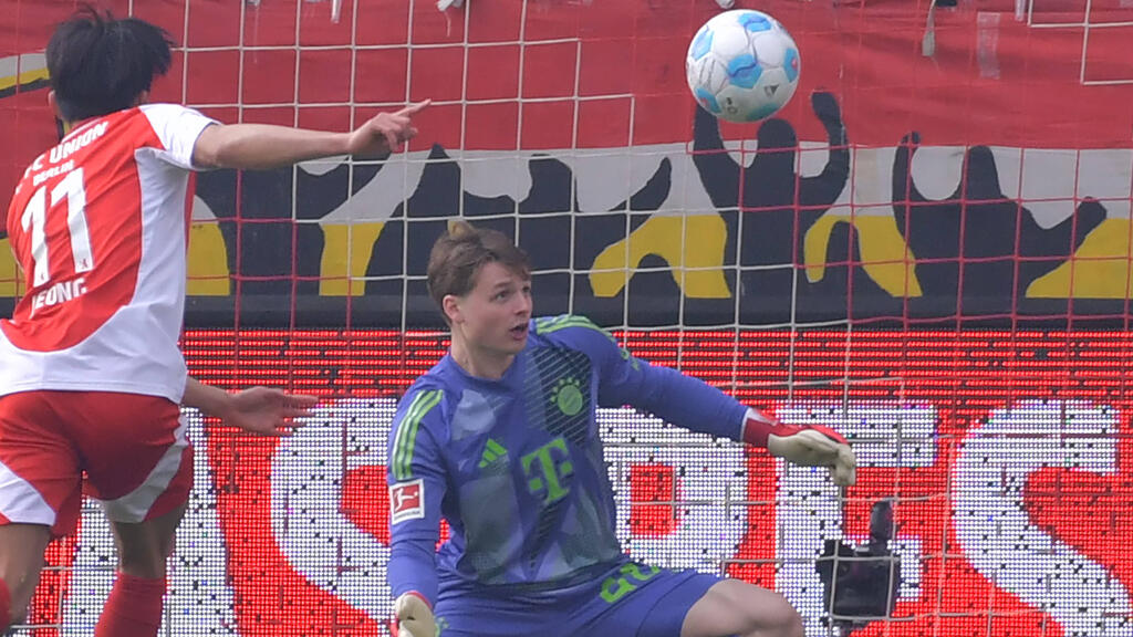 Bei Union Berlin unterlief Bayern-Schlussmann Jonas Urbig ein klassischer Torwartfehler im Fünfmeterraum Bei Union Berlin unterlief Bayern-Schlussmann Jonas Urbig ein klassischer Torwartfehler im Fünfmeterraum