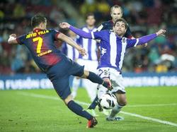 Víctor Pérez, en partido con Real Valladolid, disputa un balón con David Villa. (Foto: Getty)
