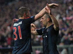 Komm in meine Arme: Bastian Schweinsteiger (l.) und Franck Ribéry bejubeln eines von fünf Toren