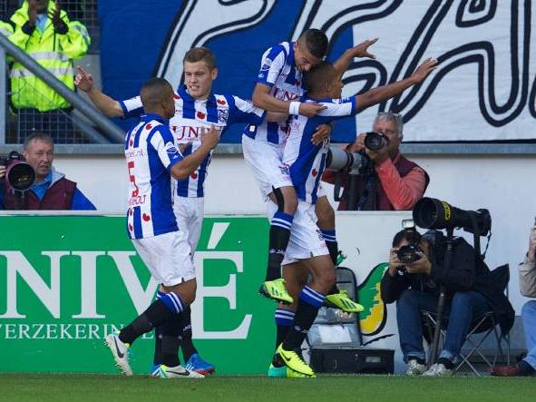 Blijdschap bij sc Heerenveen nadat Slagveer(r.) de 1-0 op het scorebord heeft gezet. Uiteindelijk wisten de Friezen de derby met 2-1 te winnen van SC Cambuur. (29-09-2013)