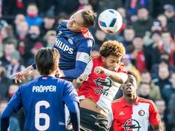 PSV-aanvoerder Luuk de Jong komt hoger dan Feyenoord-middenvelder Tonny Vilhena en wint het kopduel. Davy Pröpper kijkt op de voorgrond toe. (17-01-2016)