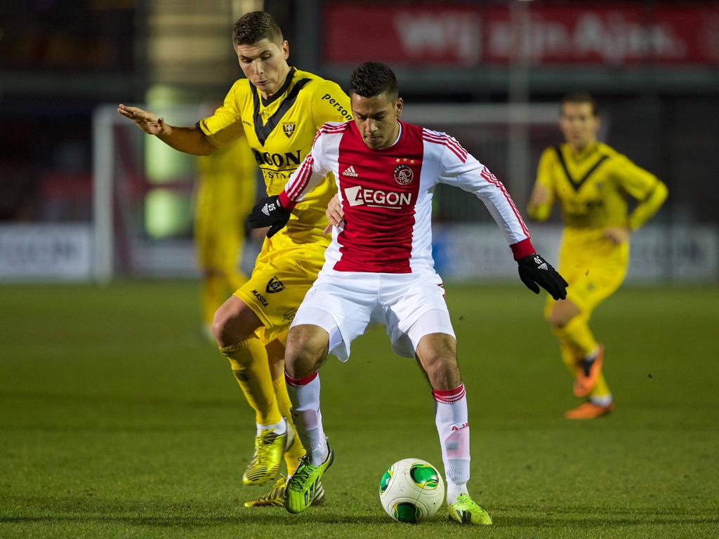 Pim Balkestein (l.) in duel met Ricardo Kishna (r.) tijdens Jong Ajax - VVV-Venlo. (10-2-2014)