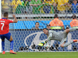 Júlio César (r.) pakt de strafschop van Alexis Sánchez (l.) tijdens Brazilië - Chili. Voetbal.com Foto van de Week. (28-6-2014)