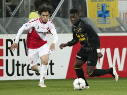 Yassin Ayoub (l.) en Jeffrey Sarpong (r.) strijden om de bal in het onderlinge treffen met FC Utrecht en NAC Breda. (20-03-2015)