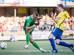 Jesper Drost schiet op doel tijdens het oefenduel Hatto Heim - PEC Zwolle. (30-06-2015)