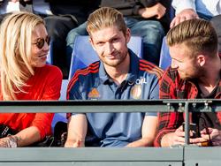 Jan-Arie van der Heijden kijkt naar het oefenduel tussen Feyenoord en Olympiakos (1-3). De speler zit op de tribune, omdat hij nog niet fit genoeg is. Links van hem zit zijn vriendin, terwijl rechts zijn broer zit. (01-08-2015)