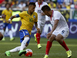 Neymar (izq.) rompe a Óscar Duarte en el duelo ante Costa Rica. (Foto: Getty)