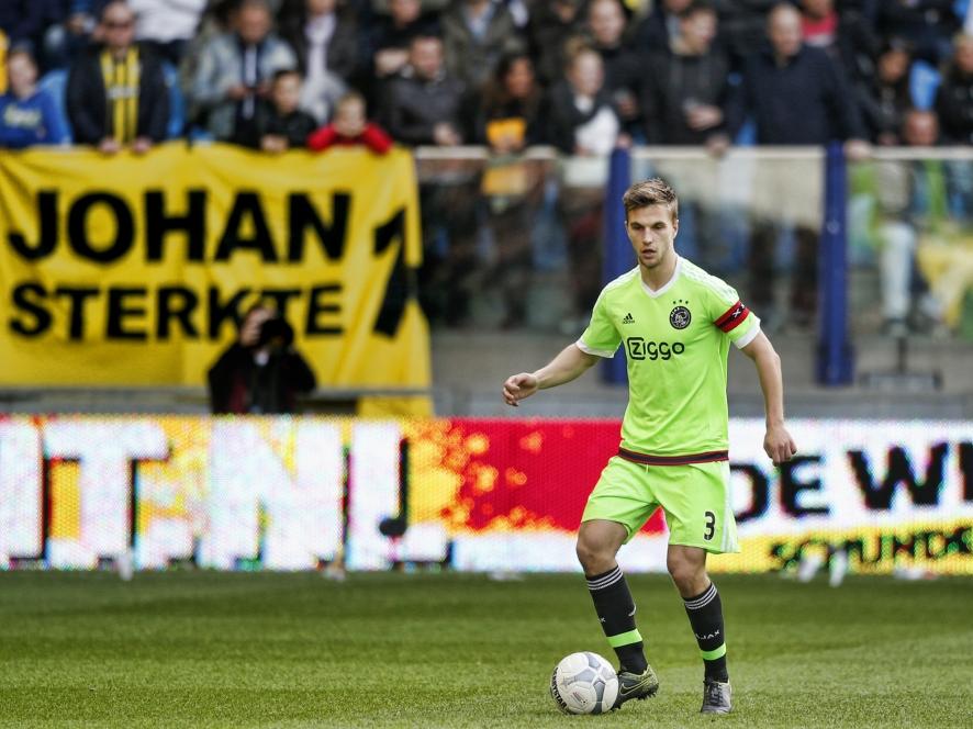 Joël Veltman heeft balbezit tijdens het competitieduel Vitesse - Ajax. (25-10-2015)