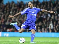 Patrick Kluivert neemt een schot tijdens een benefietwedstrijd op Old Trafford. (14-11-2015)