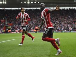 Sadio Mané (r.) heeft zojuist zijn derde treffer gescoord tegen Manchester City. De Senegalees viert het feestje met de supporters, terwijl Virgil van Dijk ook mee juicht. (01-05-2016)