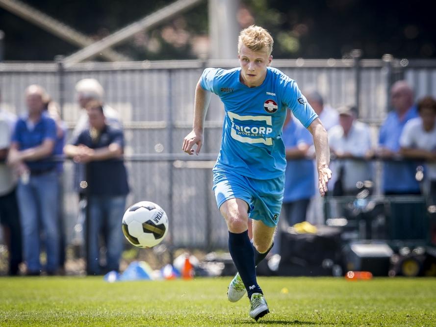 Jari Schuurman heeft de bal tijdens de eerste training van Willem II (23-06-2016).