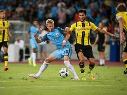 Oleksandr Zinchenko (l.) van Manchester City schermt de bal af van Nuri Şahin (r.) tijdens een wedstrijd om de International Champions Cup. (28-07-2016)