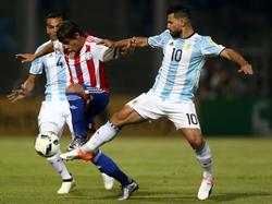 Sergio Agüero (r.) en Gabriel Mercado (l.) proberen Óscar Romero (m.) van de bal te zetten tijdens het WK-kwalificatieduel Argentinië - Paraguay (12-10-2016).