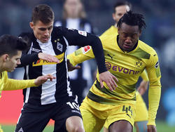 Michy Batshuayi (r.) im Zweikampf mit Thorgan Hazard