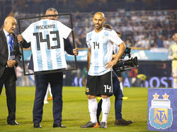 Mascherano recibe la camiseta por su partido 143 con Argentina. (Foto: Getty)