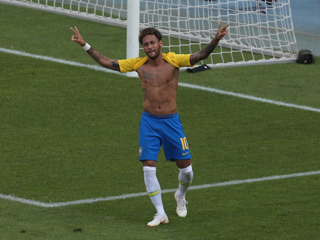 Neymar celebra su gol quitándose la camiseta. (Foto: Getty)