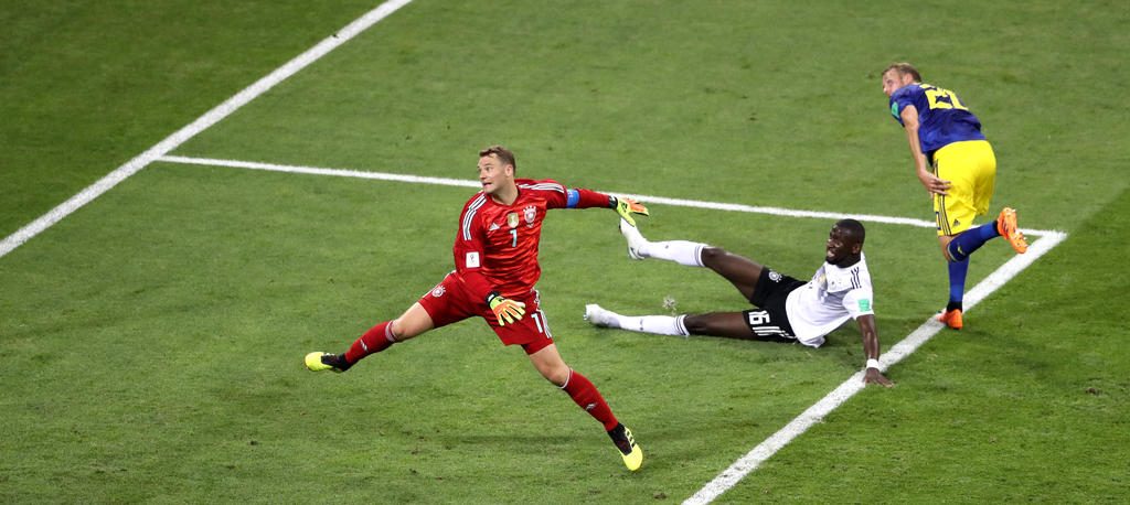 Ola Toivonen (r.) überwindet Manuel Neuer