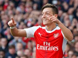 Mesut Özil viert zijn treffer tegen Swansea City. (15-10-2016)