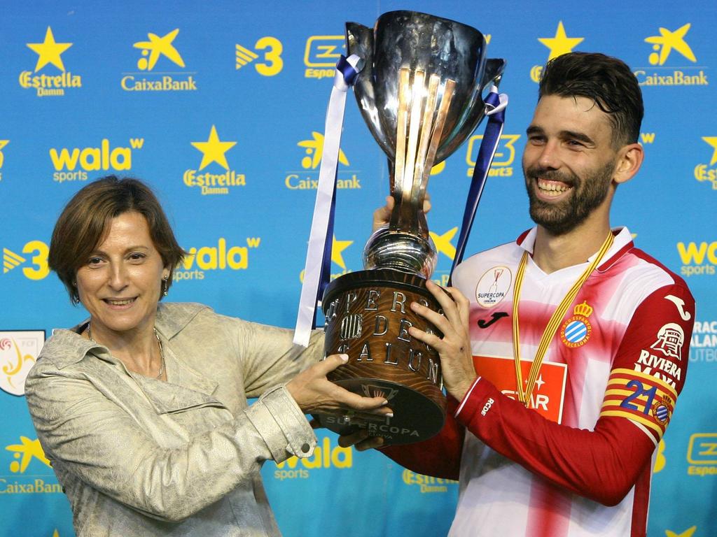 Víctor Álvarez recibe el trofeo de la Supercopa de Cataluña. (Foto: Imago)