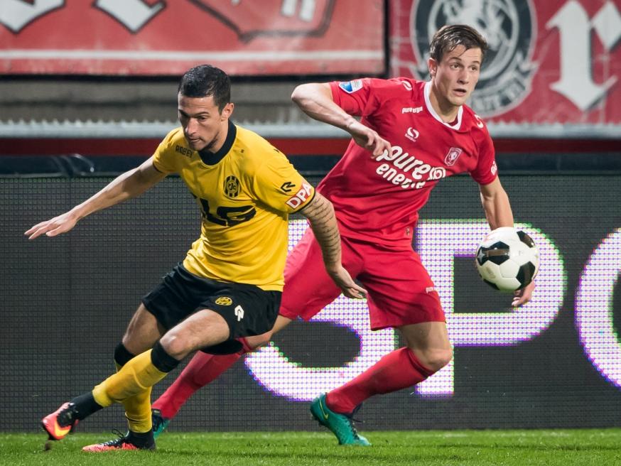 David Boysen (l.) draait weg bij Hidde ter Avest (r.) tijdens de wedstrijd FC Twente - Roda JC. (28-09-2016)
