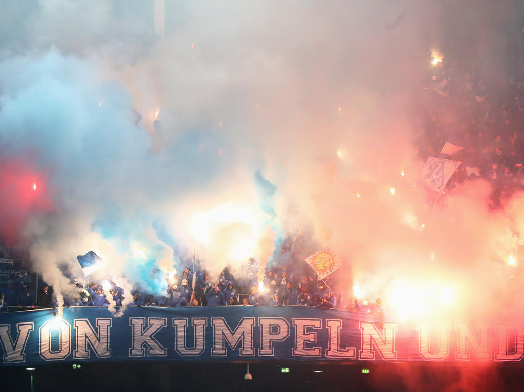 Fans von Schalke brannten im Salzburger Stadion Pyrotechnik ab