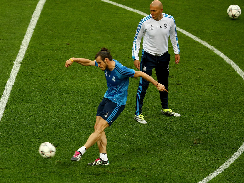 Zinédine Zidane (r.) lässt sich nicht in die Karten schauen Zinédine Zidane (r.) lässt sich nicht in die Karten schauen