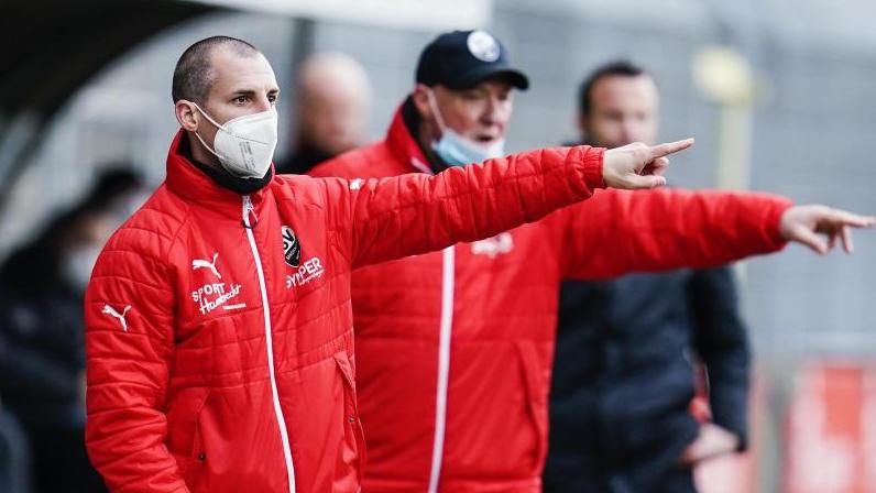 Betreuen den SV Sandhausen bis Saisonende: Interimstrainer Stefan Kulovits (l.) und Gerhard Kleppinger