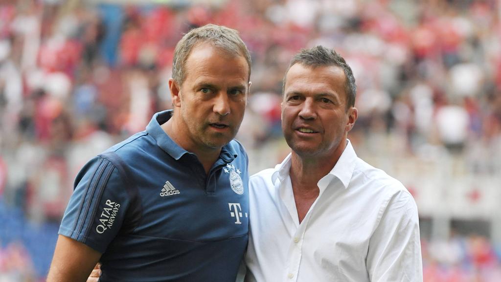Hansi Flick (l.) hat beim FC Bayern noch Vertrag bis 2023