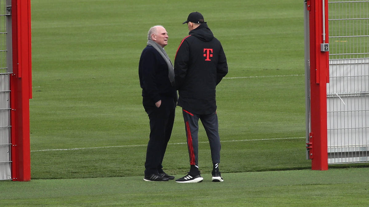 Uli Hoeneß im Zwiegespräch mit Bayern-Trainer Thomas Tuchel