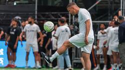 Lukas Podolski freut sich über den Aufstieg des 1. FC Köln