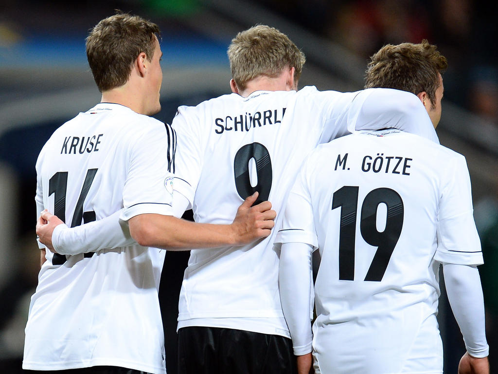 Joachim Löw könnte gegen Italien wieder auf Max Kruse (l.) oder Mario Götze (r.) im Sturm zurückgreifen Joachim Löw könnte gegen Italien wieder auf Max Kruse (l.) oder Mario Götze (r.) im Sturm zurückgreifen
