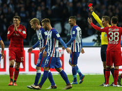 Sebastian Boenisch (l.) sah gegen Hertha BSC die Rote Karte