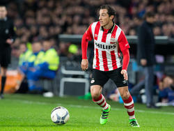 Andrés Guardado heeft balbezit tijdens het competitieduel PSV - De Graafschap. (30-01-2016)