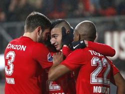 Hakim Ziyech (m.) wordt bejubelt door zijn medespelers Bruno Uvini (l.) en Kamohelo Mokotjo (r.) voor zijn aandeel in het doelpunt van FC Twente. (20-02-2016) 