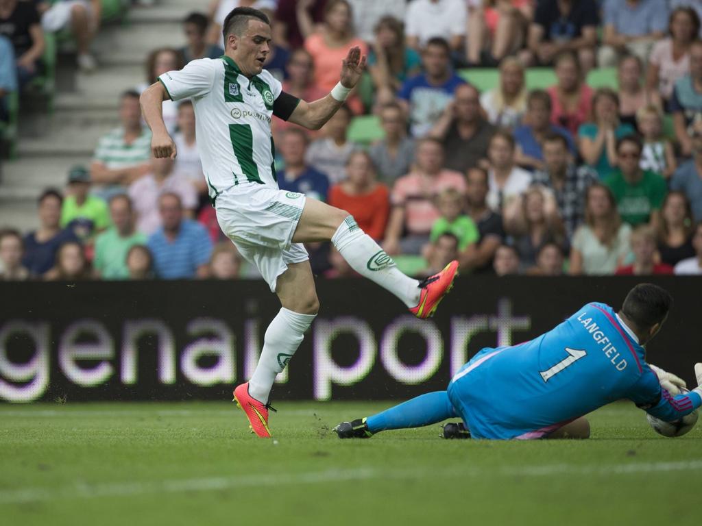 Filip Kostić stuit tijdens FC Groningen - Aberdeen op doelman Jamie Langfield. (24-7-2014)