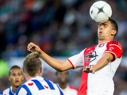 Mitchell te Vrede trekt een grappig gezicht als hij kopt in de wedstrijd tegen sc Heerenveen. (15-08-2014)
